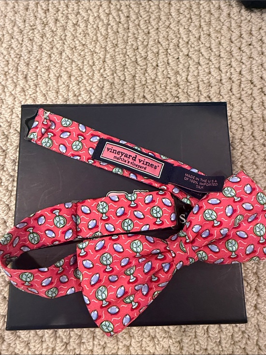 Vineyard Vines Other - Vineyard Vines Kids Bow Tie with football fan Green and Blue Motifs